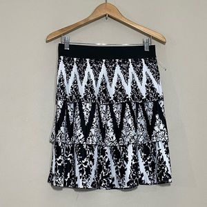 White House Black Market || Women's Black/White Floral Pleated Tier skirt Sz S